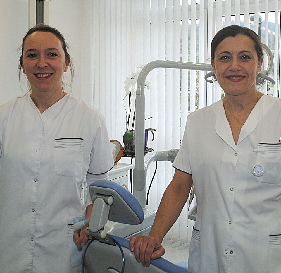 La Dra. Elsa Santalla y su asistente en la clínica dental de Mondoñedo