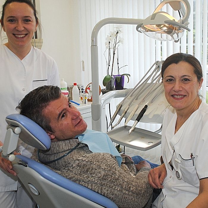 Paciente en el sillón dental de la clínica Santalla