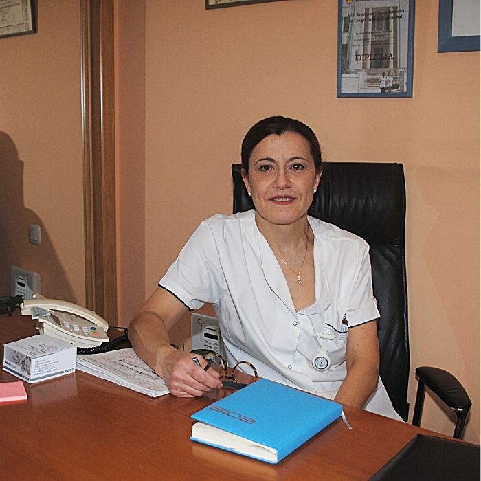 La Dra. Elsa Santalla en su despacho